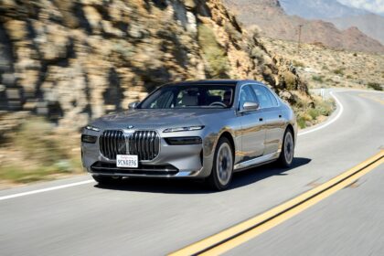 BMW 7 Series लग्ज़री सेडान का प्रीमियम फ्रंट लुक और शानदार डिजाइन
