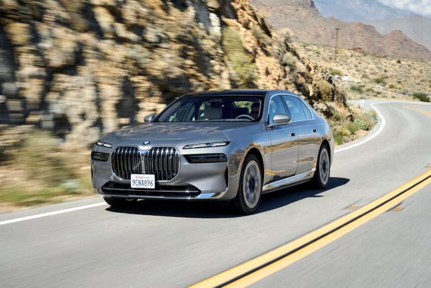 BMW 7 Series लग्ज़री सेडान का प्रीमियम फ्रंट लुक और शानदार डिजाइन